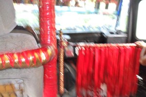 Bus en marcha con toda la tembladera.